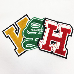 Patch in ciniglia ricamate in 3D personalizzate con logo, da cucire, stile <span class=keywords><strong>lettere</strong></span> universitarie per felpe con cappuccio - Product Image 1