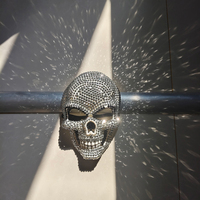 Crâne en plastique brillant dans le noir clouté de diamants de style européen américain pour Halloween Dance Party à la mode