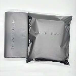 Sacs d'expédition en polyéthylène noir mat écologiques et imperméables avec logo personnalisé pour l'envoi de vêtements, emballage de colis biodégradable - Product Image 6