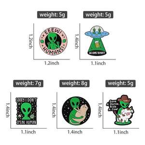 Gizem Alien emaye pimleri broş karikatür rozetleri sevimli takı özel ceketinizin toptan Metal kadın çocuk arkadaşlar aksesuarları - Product Image 5