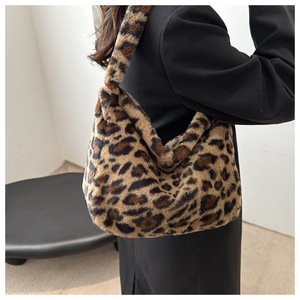 Bolsos Retro con estampado de <span class=keywords><strong>leopardo</strong></span> para mujer, bolsos de hombro de felpa suave, bolso de viaje de gran capacidad para mujer, bolsos mullidos cálidos para invierno - Product Image 2