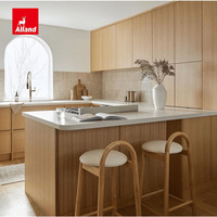 Cuisine Moderne Alland Group Style Japandi Personnalisée en Chêne Blanc et Chêne Rouge avec Armoires Squelette