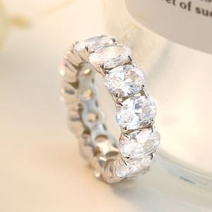 Bagues de mariage éternité tendance en zircon rond plaqué rhodium de luxe pour femmes, idéales pour les fiançailles, les anniversaires et les fêtes - Product Image 4