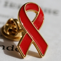Broche espoir officielle bon marché en gros personnalisé sensibilisation au cancer du sein rouge rose or jaune ruban épinglette en métal