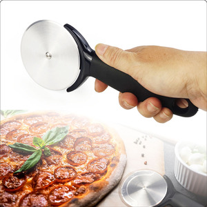 Cortador de pizza de acero inoxidable Source Factory con mango antideslizante para cortar pizza - Product Image 3