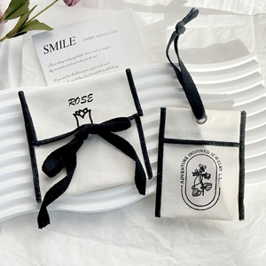 Tamaño personalizado blanco Calico algodón polvo cordón bolsa pequeño gran logotipo impreso joyería muselina bolsas reciclables pulseras en blanco - Product Image 1