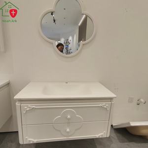 Nouvelle armoire de salle de bain blanche de style chinois avec motifs de panneaux sculptés, miroir festonné et lavabo blanc. - Product Image 3