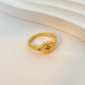 PVD 18K verguld roestvrijstalen ring, niet-verblekende zirkoon ingelegd met drie stenen, groothandel - Product Image 1