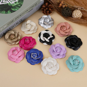 Mini fleur de camélia en cuir, corsage fait main, accessoire pour cheveux, décoration de vêtements, artisanat de mariage, accessoires de bijouterie - Product Image 2