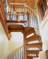 Escalier en colimaçon intérieur peu encombrant avec marches en bois pour petits appartements, lofts ou combles transformés