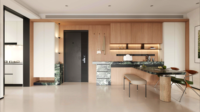 Buffet Japandi à tons chauds et finition brillante, armoire de rangement sur mesure pour salle à manger avec niche pour distributeur d'eau et compartiments ouverts décoratifs