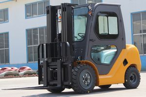 Carrello Elevatore Diesel Iso Ce 3030 con Cabina Chiusa, Motore a Combustione Interna, Gas GPL, Fuoristrada 4x4, Movimentatore Telescopico VNA - Product Image 3