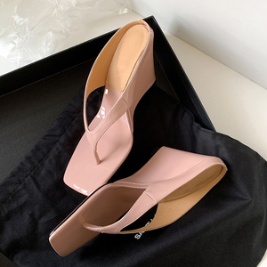 Sandalias de Tacón de Cuña de 8 CM con Tiras de Cuero Patentado, Punta Cuadrada, Hechas a Mano, de Alta Calidad para Damas 2026 - Product Image 1