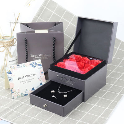 กุหลาบแดงในกล่องสีเทา