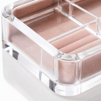 Plateau à bijoux en acrylique personnalisé, organisateur transparent pour boucles d'oreilles et bagues, présentoir de comptoir de boutique avec logo sur le rebord pour la vente au détail et les cadeaux