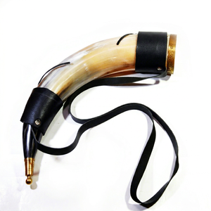 Cuerno de búfalo Vikingo, cuerno de búfalo natural con acabado pulido para beber cerveza, hidromiel y vino, con correa de cuero para colgar. - Product Image 1