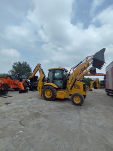 Retroexcavadora CAT 420F Amarilla con Motor, Cucharón Delantero de 8000 kg y Brazo de Excavación Trasero para Uso en Construcción - Product Image 6