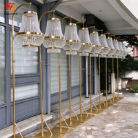 Support d'arche en métal doré lisse avec lustre en cristal pour cérémonie de mariage, réception en extérieur, jardin, décoration de salon