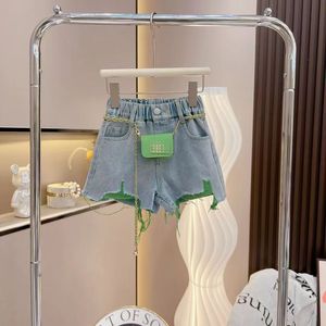 Nuovo Arrivo: Set di Abbigliamento per Bambine con T-shirt a Maniche Corte con Cuore Ricamato e <span class=keywords><strong>Pantaloncini</strong></span> Jeans Strappati, 2 Pezzi - Product Image 3