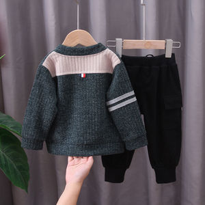 Vente en gros de vêtements d'hiver pour enfants, lot de robes complètes chaudes, ensembles de 3 pièces, manteau, chemise et pantalon pour enfants à motifs animaliers - Product Image 2