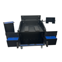 Panneaux en bois bleus avec aluminium noir et accessoires, console de mixage numérique sur mesure, flight case hydraulique pour outils.