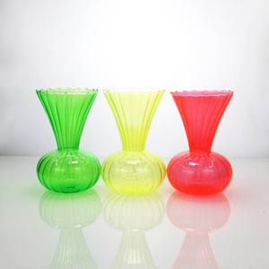 Set di Vasi in Vetro Colorato Scanalato, Vasi Decorativi con Bordo Ondulato e Forma Bombata per un Arredamento Vivace - Product Image 3