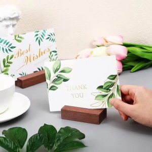 Support de cartes en bois 10x10cm, rouge, style moderne, pour cartes de visite, cartes postales, messages, usage domestique et de bureau - Product Image 1