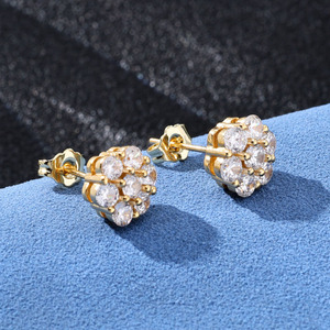 Boucles d'oreilles florales exclusives en argent S925 plaqué or 18 carats, serties de moissanite GRA, motif pétale de fleur, style streetwear urbain - Product Image 3