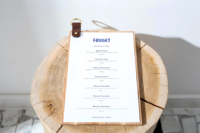 Panneau de menu en bois simple avec sangles en cuir Logo gravé sur mesure Restaurant bar Nourriture et boisson Couverture de support de menu en bois