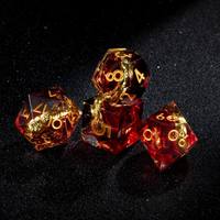 Ensemble de 7 dés en résine faits à la main à bords tranchants avec inclusions d'anneaux dorés pour cadeau de joueur de DND RPG