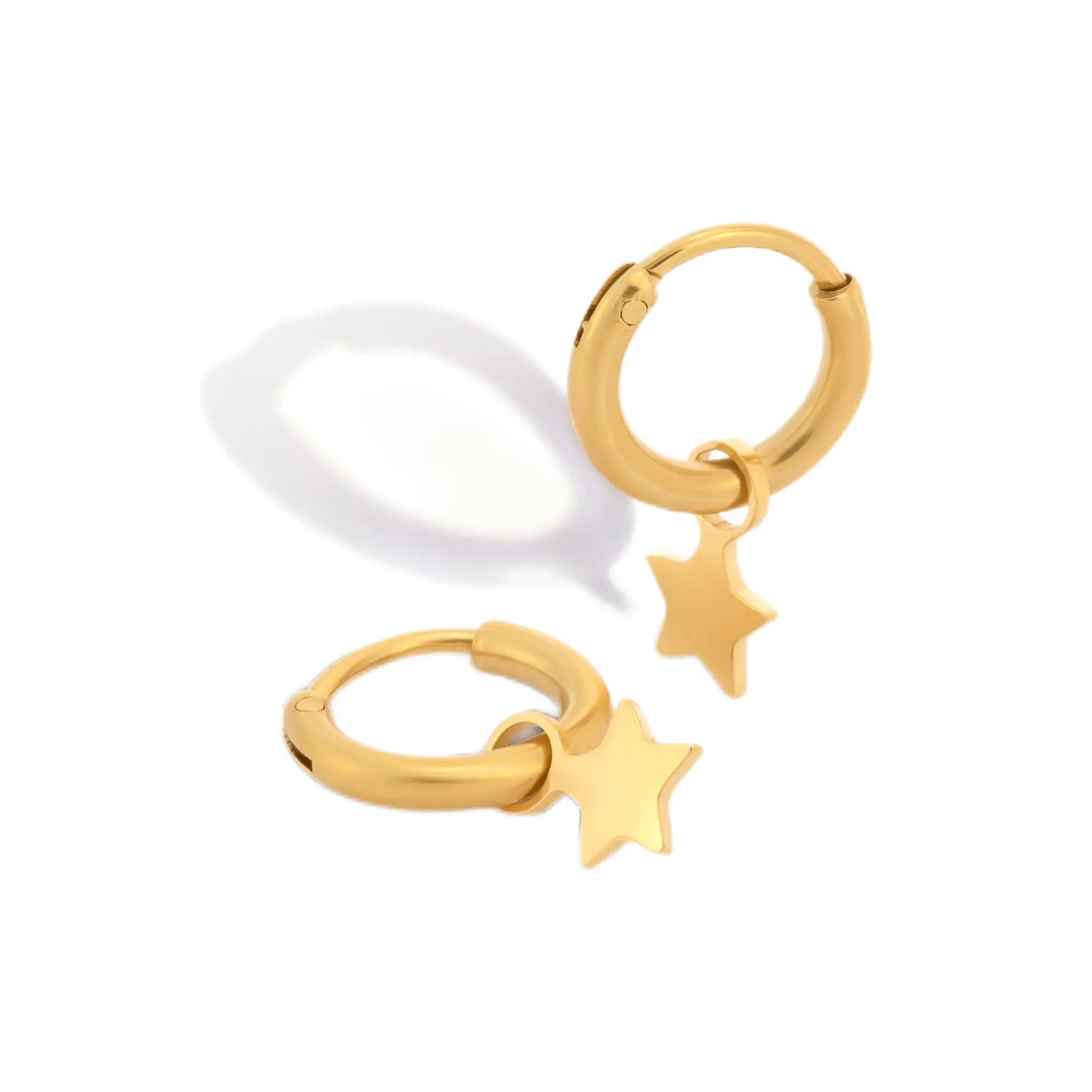 Brincos de argola banhados a ouro personalizados com pingente em forma de estrela, joia Huggie, joia de aço inoxidável, joia fashion para mulheres