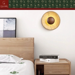 Applique murale GOLDKING pour chambre et salon, en travertin beige rond, avec sphère en bois rétroéclairée, design personnalisé OEM ODM - Product Image 3