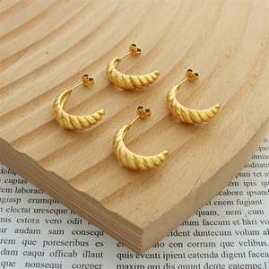 Pendientes de Moda Sencillos en Forma de C, Chapados en Oro de 18k, Pendientes de Acero Inoxidable con Rosca - Product Image 2