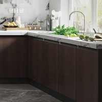 Îlot de cuisine ouvert en marbre à grain de bois contrastant, avec appareils encastrés, niche LED, évier et robinet intégrés sur mesure, pour salle à manger-cuisine