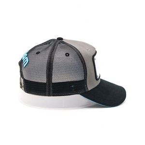 Sombrero de placa de metal de ala negra, gorra de malla negra con logotipo bordado 3D, gorra de camionero de 6 paneles - Product Image 6