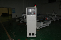 Machine de découpe CNC multifonctionnelle standard 1300*2500mm avec moteur servo haute puissance, pompe, engrenage et moteur Syntec pour le Royaume-Uni, idéale pour la découpe de circuits imprimés (PCB)