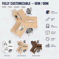 Poste de travail modulaire ATWOKA à 120 degrés pour 3 personnes avec finition chêne clair et cadre blanc pour bureau partagé créatif