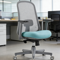 La chaise de bureau exécutive entièrement en mesh, conçue de manière ergonomique, est dotée d'un soutien lombaire réglable et d'une fonction de rotation.
