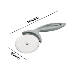 Coupe-pizza durable en acier inoxydable 2-en-1 avec rouleau et spatule de service intégrés - Product Image 5