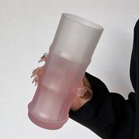 Mat glazen melkbeker, sapbeker, fruitthee- of cocktailbeker met matte textuur, modern, eenvoudig design, enkelwandig, zonder handvat en zonder deksel.