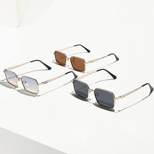 Lunettes de soleil carrées en alliage rétro tendance 2025 pour hommes et femmes, avec logo personnalisé, protection UV400, monture en métal doré, petites lunettes de soleil pour femmes - Product Image 3