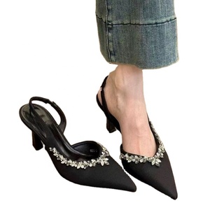 Chaussures d'été élégantes à talons hauts pour femmes, style français, à enfiler, à bout étroit, avec décorations en cristal et texture brillante - Product Image 1