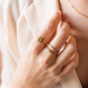 Anillo DE PIEDRA DE NACIMIENTO DE ACERO INOXIDABLE 316L minimalista, anillo de moda apilable hipoalergénico de circonita cúbica CZ chapado en oro de 1,5mm para - Product Image 4