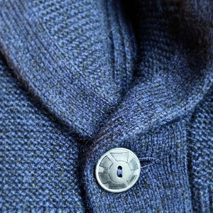 Áo len nam cổ V mùa đông, một khuy, có túi, thêu logo - Product Image 5