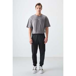 Pantalon de survêtement noir pour homme, taille élastique, coupe standard, tissu respirant décontracté - Product Image 5