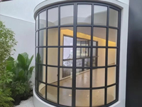 Ventana Abatible Moderna de Aluminio con Aislamiento Térmico y Malla Magnética de Acero Inoxidable