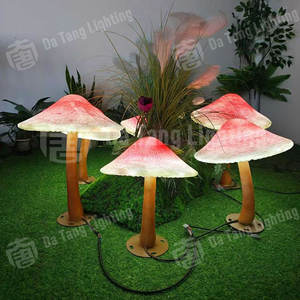 . Lampe de pelouse en forme de champignon enchanteur pour illuminer les cours et les allées - Product Image 2