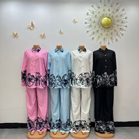 Ensemble 2 pièces loungewear OEM : Blouse boutonnée à col revers et manches longues avec bordure florale, et pantalon ample – Idéal pour les vacances