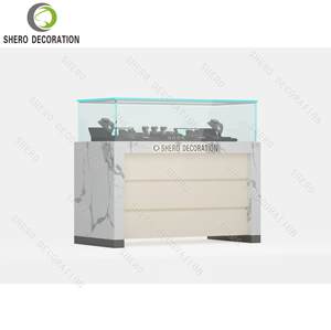 Vitrine de magasin de bijoux de luxe, design en bois et verre, avec logo - Product Image 5