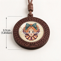 Collier en bois personnalisable de style vintage, représentant un clown de cirque, avec cordon réglable.